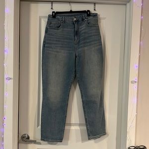 Never-worn, size 12 American Eagle Jeans in the “Curvy Mom” fit ✨